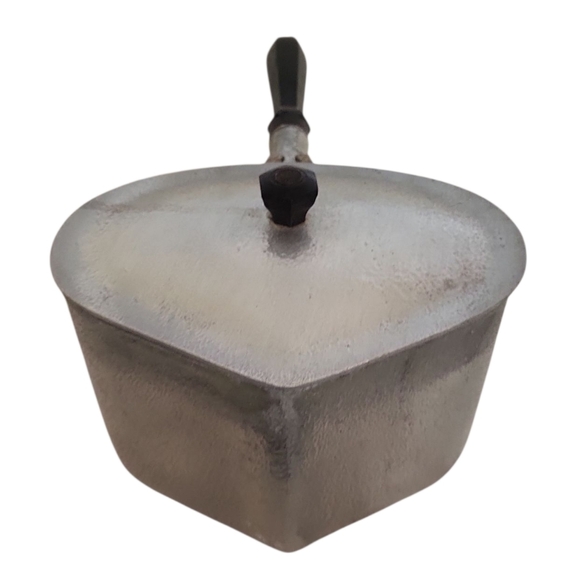 Vintage Club Aluminum Ware Heart Shaped Triangle Pot with Removable Handle & Lid - Picture 4 of 8